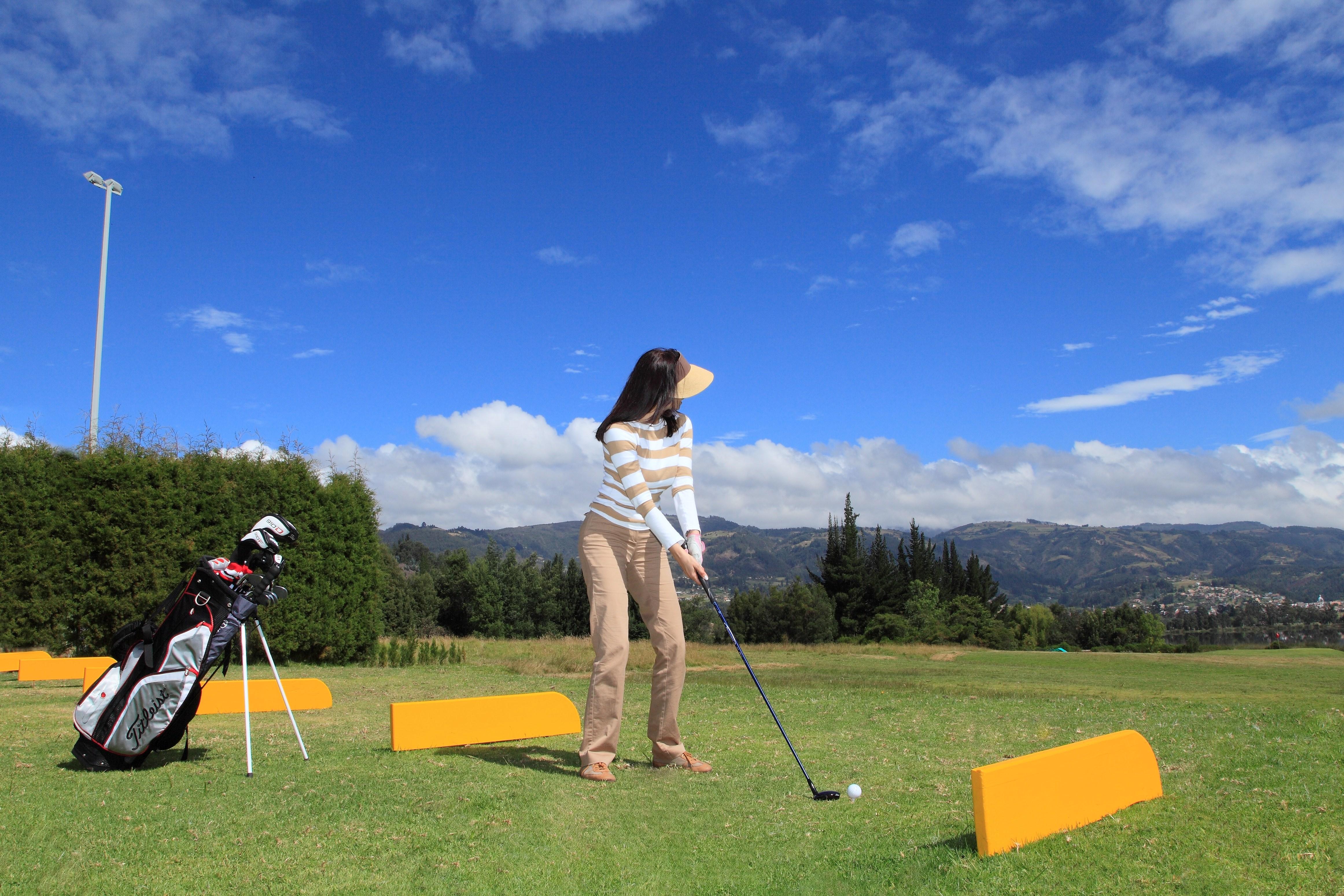 Estelar Paipa Hotel Spa & Y Centro De Convenciones Extérieur photo A player teeing off on the 1st hole