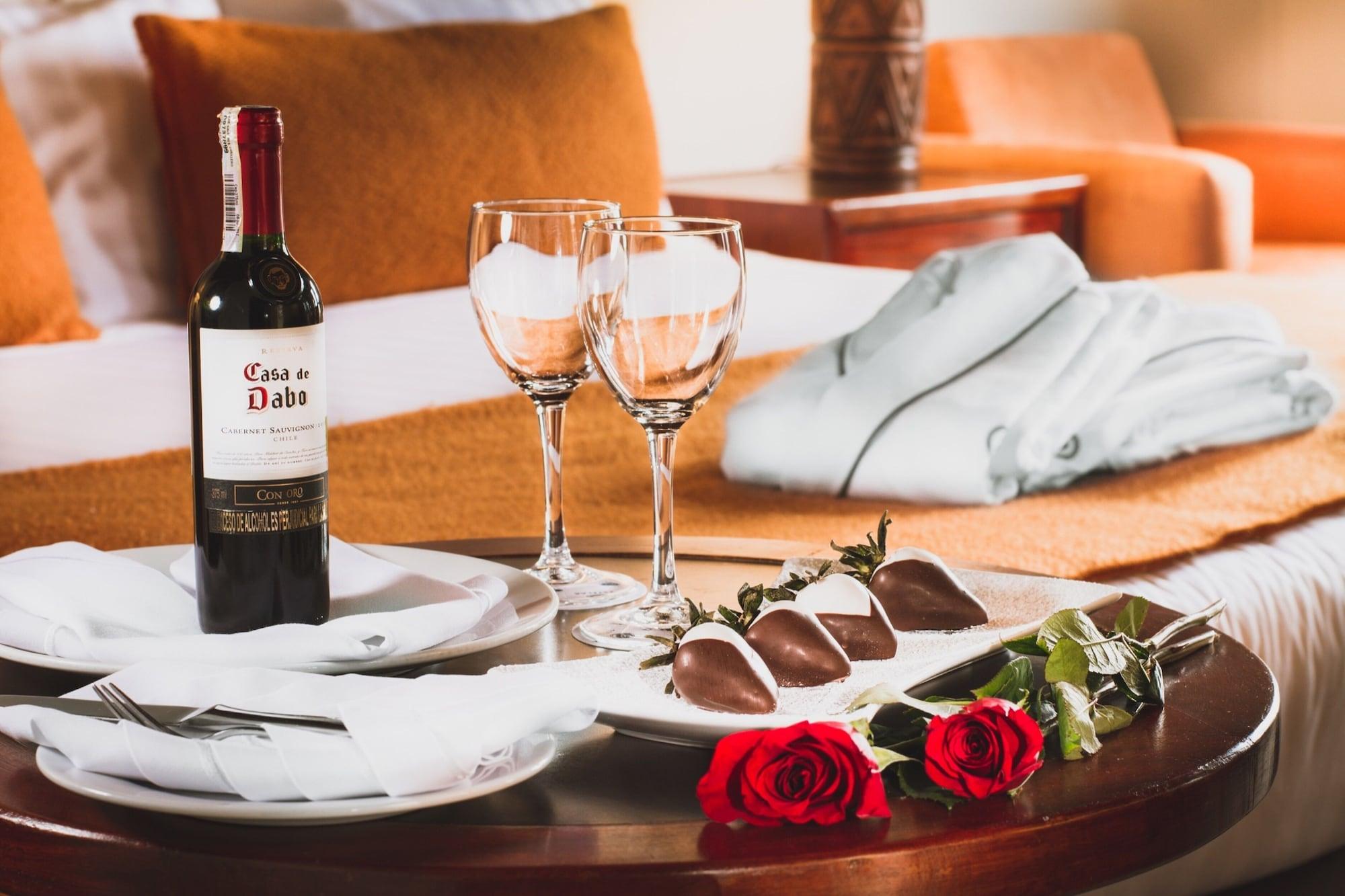 Estelar Paipa Hotel Spa & Y Centro De Convenciones Extérieur photo A bottle of wine and two wine glasses