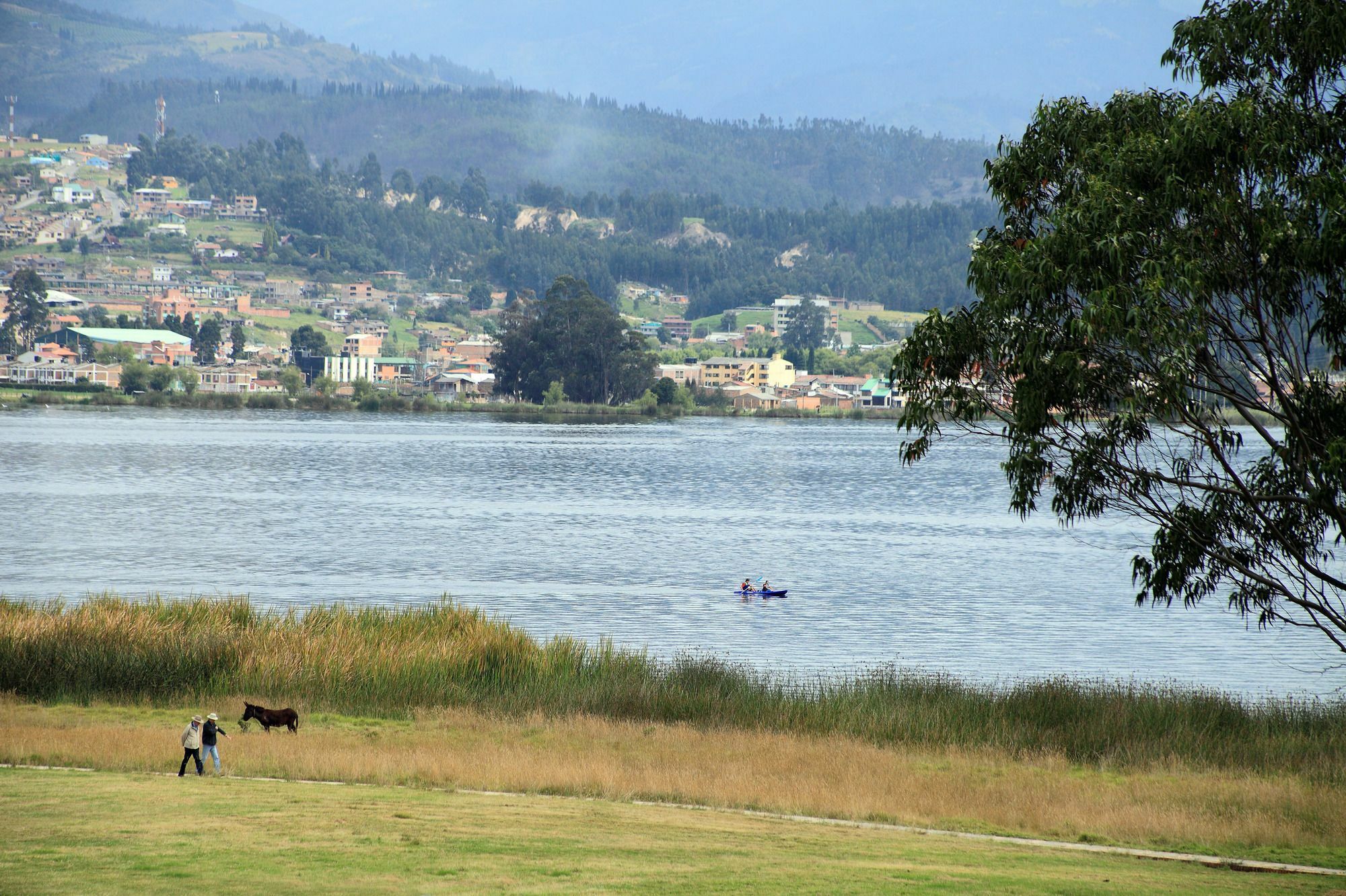 Estelar Paipa Hotel Spa & Y Centro De Convenciones Extérieur photo View of the town from the lake
